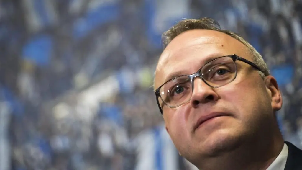 Frank-Wettstein-der-Finanzvorstand-des-HSV-spricht-bei-einer-Pressekonferenz-zu-Journalisten