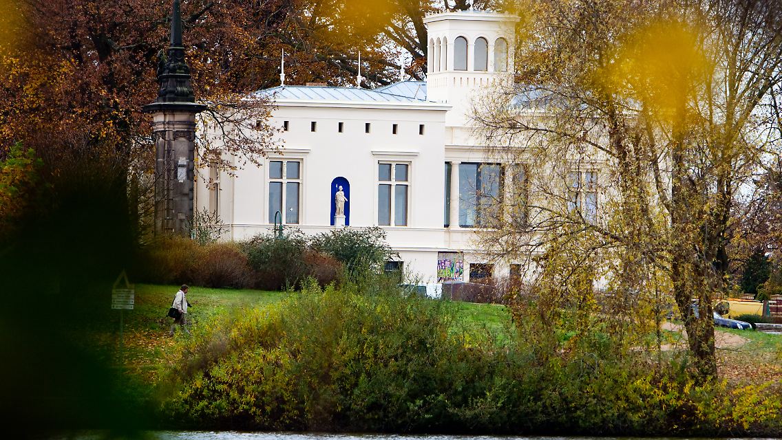 Die Villa Schöningen liegt in unmittelbarer Nähe der Glienicker Brücke in Potsdam.