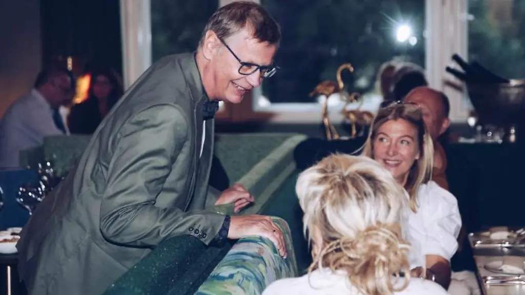 Guenther-Jauch-l-Entertainer-unterhaelt-sich-bei-der-Eroeffnung-des-Restaurants-Villa-Kellermann-mit-Gaesten