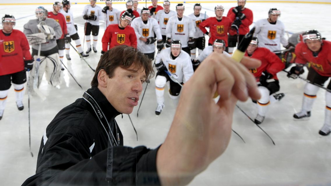 "Unsere Spieler gehen in jedes Spiel, um es zu gewinnen": Uwe Krupp, Deutschlands Eishockey-Nationaltrainer.
