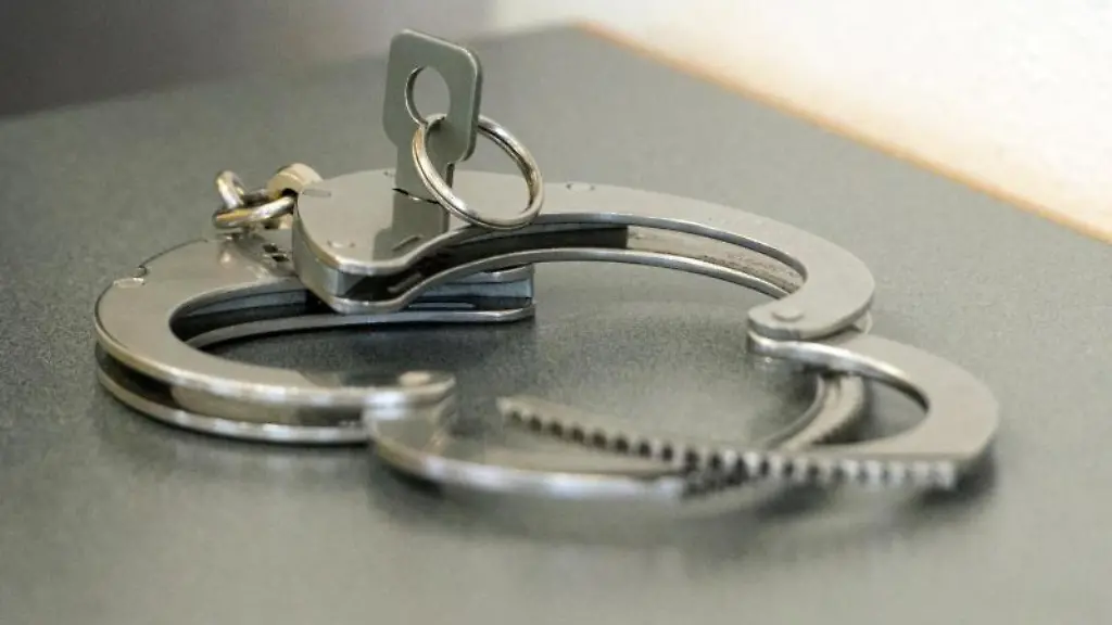 Handschellen-liegen-auf-einem-Tisch