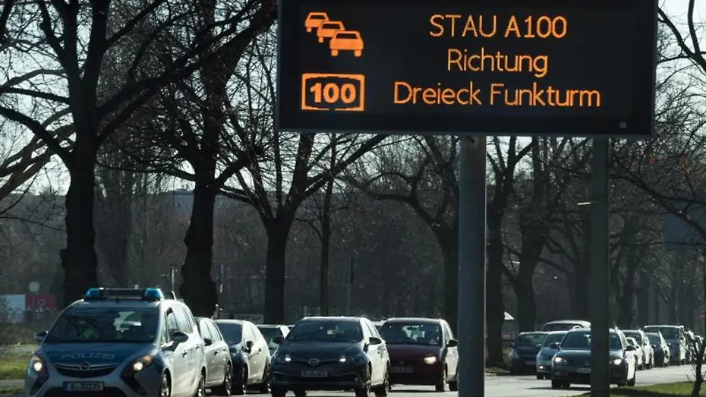 Stau-A100-Richtung-Dreieck-Funkturm-steht-auf-einem-Display-auf-dem-Tempelhofer-Damm