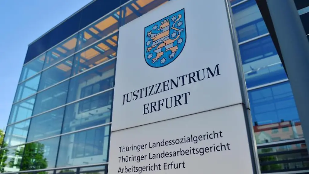 Ein-Schild-vor-dem-Justizzentrum-Erfurt