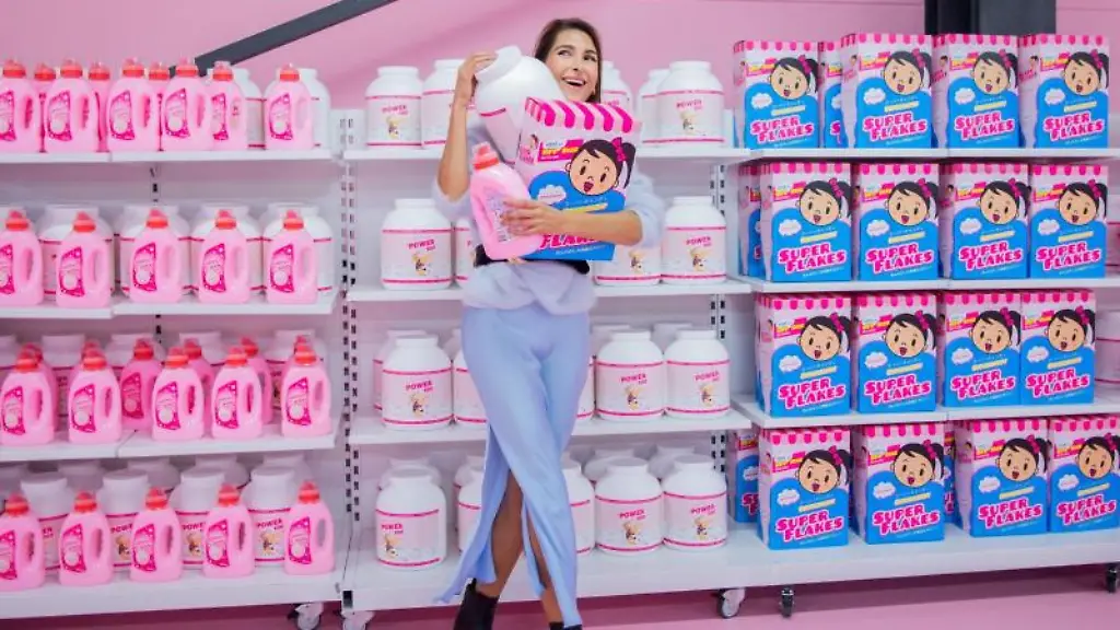 Malia-Keana-posiert-in-einer-pinken-Supermarktkulisse-im-Supercandy-Pop-Up-Museum