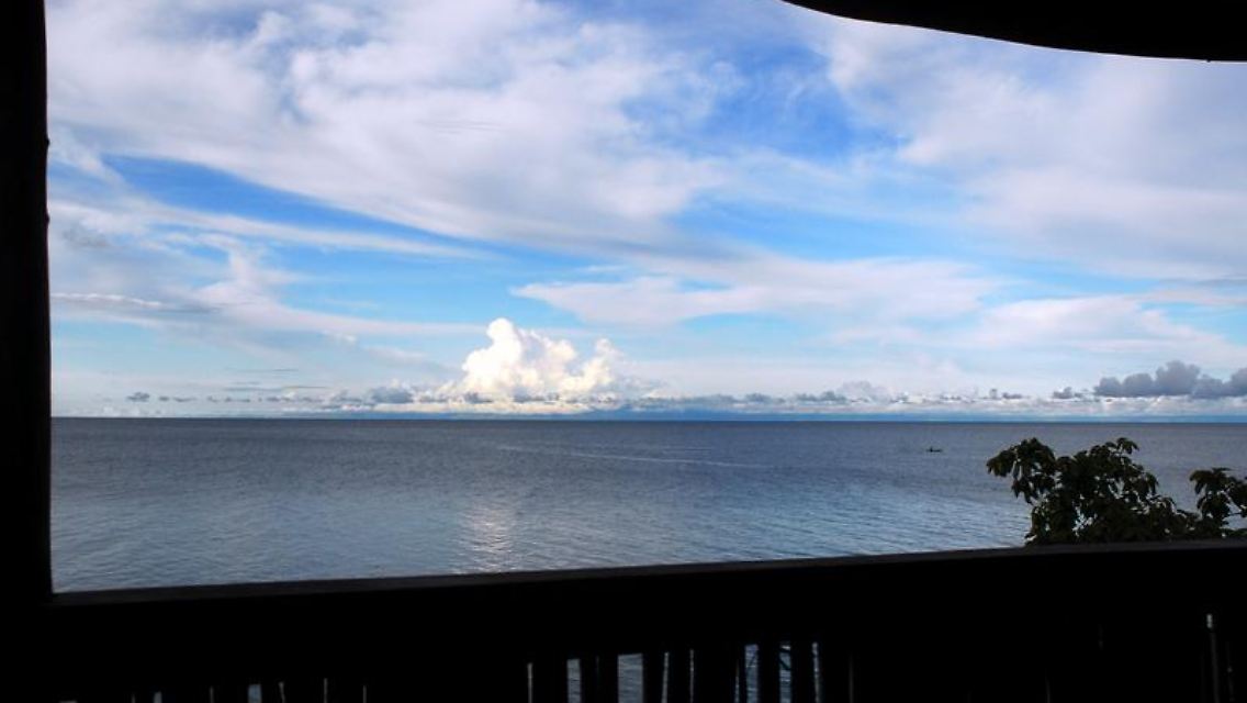 Nkhata Bay ist eine beliebte Anlaufstelle für Rucksackreisende in Südostafrika - von der Holzterrasse der Lodge-Anlage fällt der Blick auf den Malawi-See.