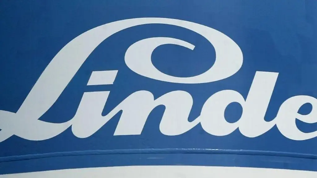 Das-Markenzeichen-der-Linde-AG-an-einem-Druckbehaelter-am-Chemiestandort-Leuna