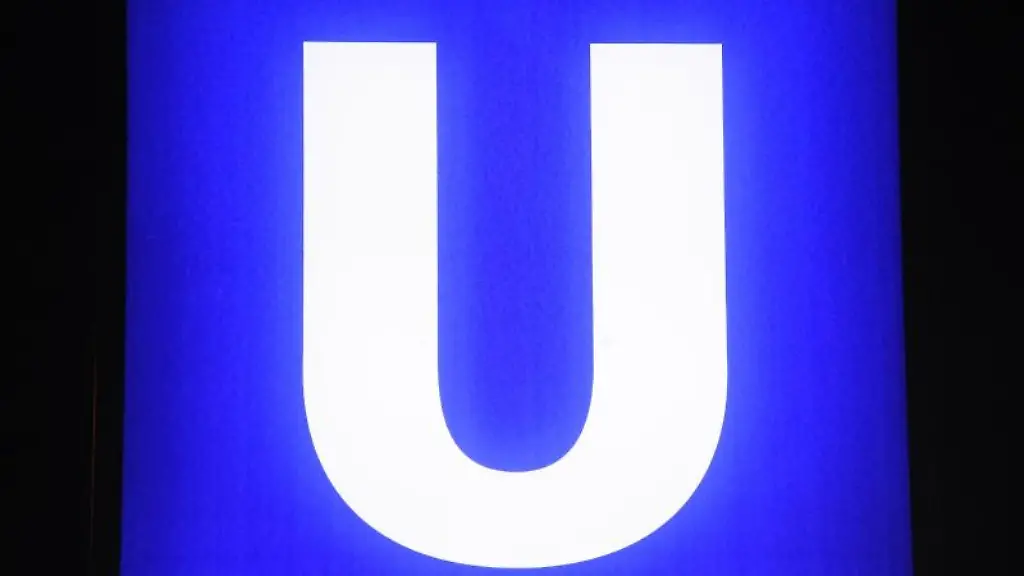 Ein-leuchtendes-Hinweisschild-der-Muenchner-U-Bahn