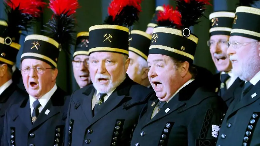 Der-Ruhrkohlechor-singt-auf-Zeche-Zollverein-ein-Bergmannslied