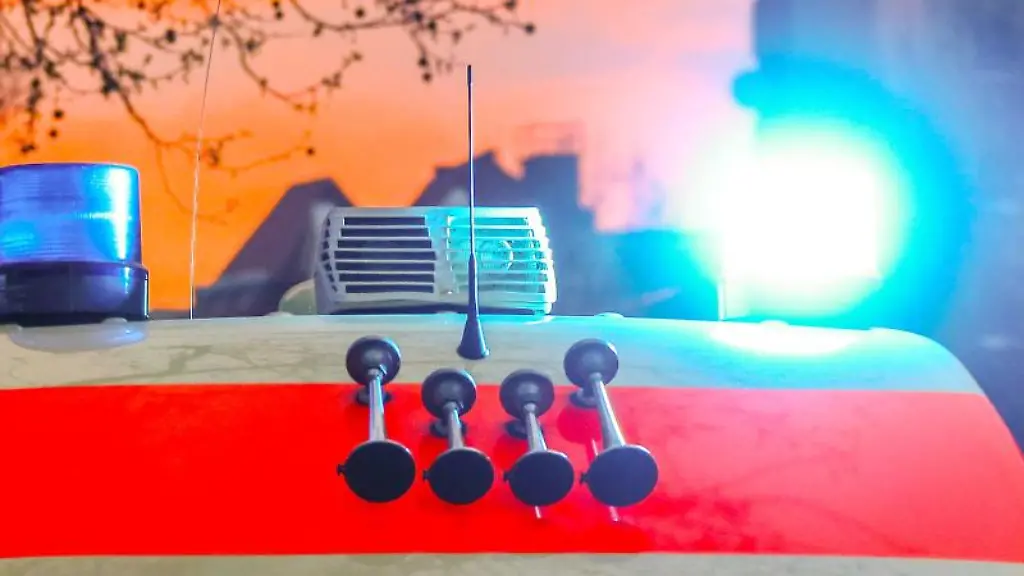 Ein-Rettungswagen-mit-Blaulicht-und-Signalhorn