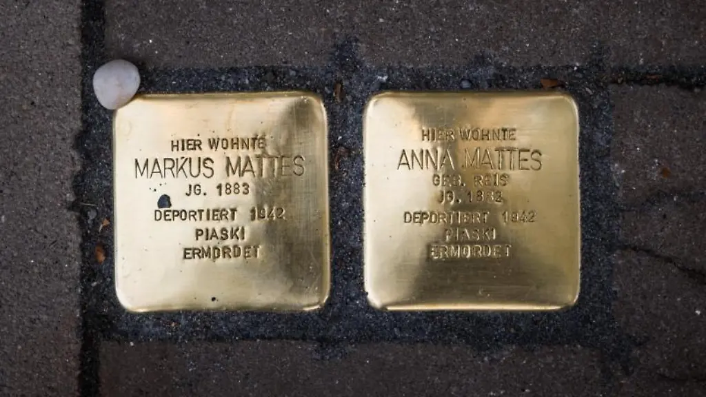 Goldene-Stolpersteine-liegen-auf-dem-Strassenboden