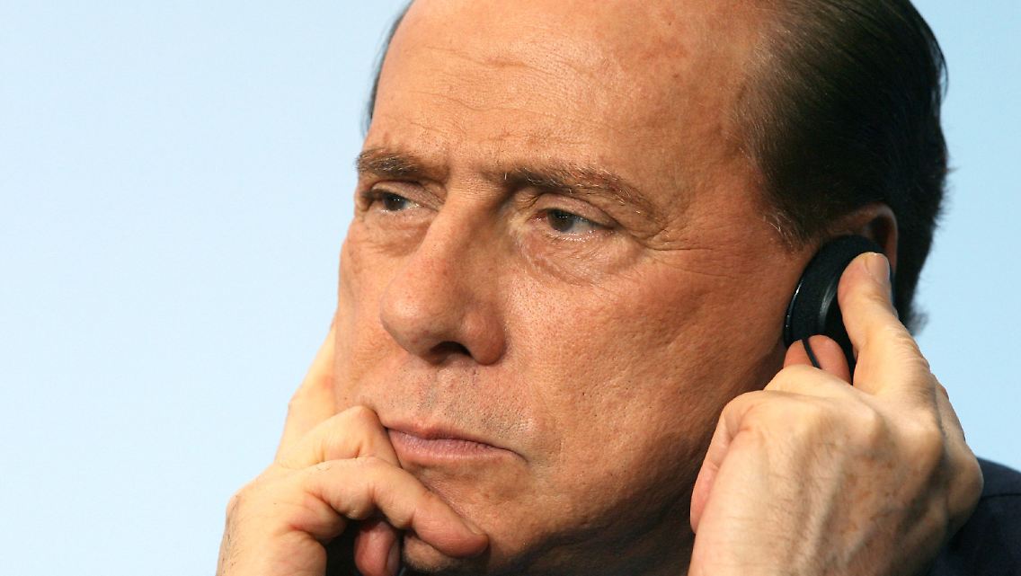 Der italienische Regierungschef Silvio Berlusconi gerät kurz vor den Europawahlen mächtig ins Visier.