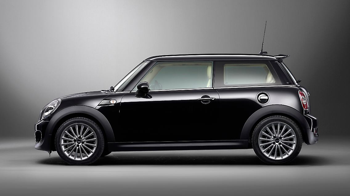Das Goodwood-Sondermodell von Mini tritt im typischen Rolls-Royce-Schwarz auf.