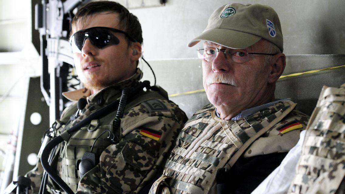 Struck flog in einem Bundeswehr-Transporthubschrauber CH 53 von Masar-i-Scharif in das Camp Mike Spann.