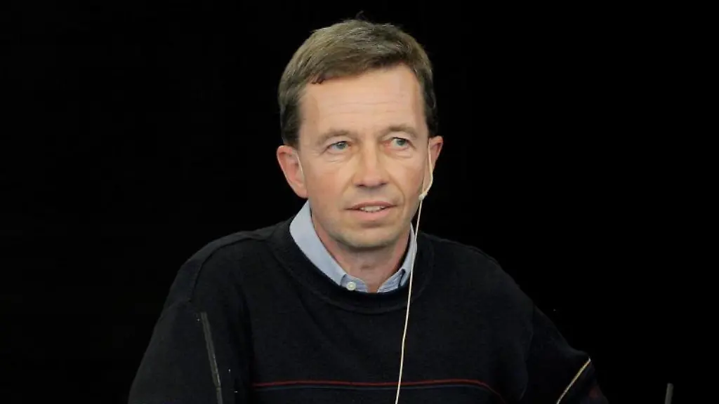 Der-Wirtschaftswissenschaftler-und-AfD-Gruender-Bernd-Lucke-versucht-an-der-Universitaet-Hamburg-seine-Antritts-Vorlesung-zu-halten