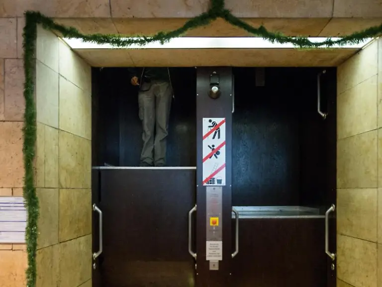 Ein-Mann-faehrt-im-Rathaus-in-einem-Paternoster