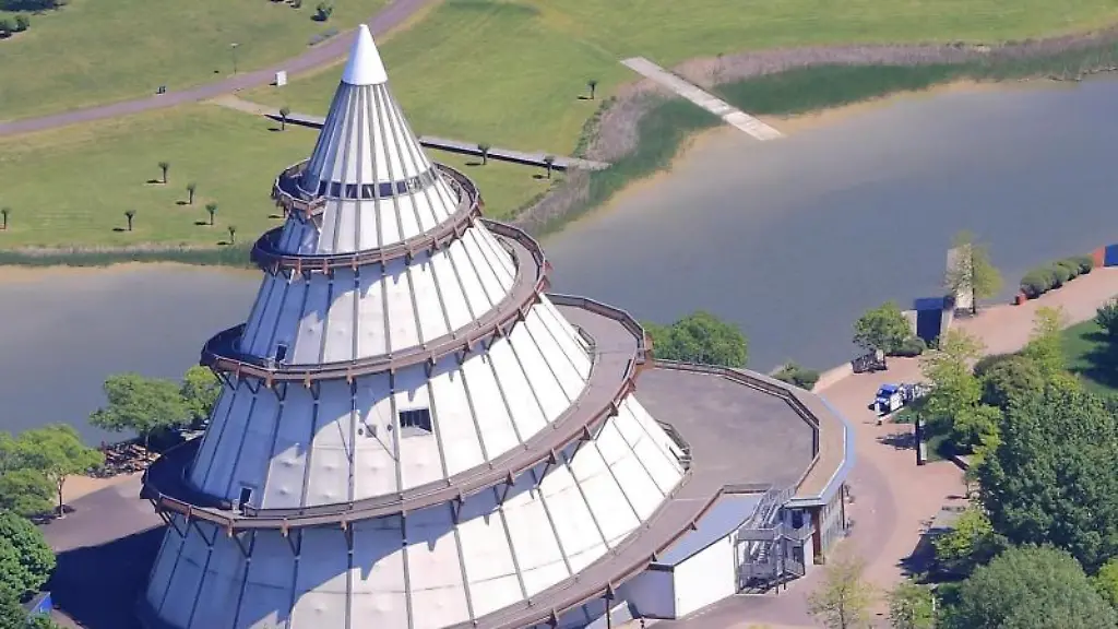 Der-Jahrtausendturm-im-Magdeburger-Elbauenpark