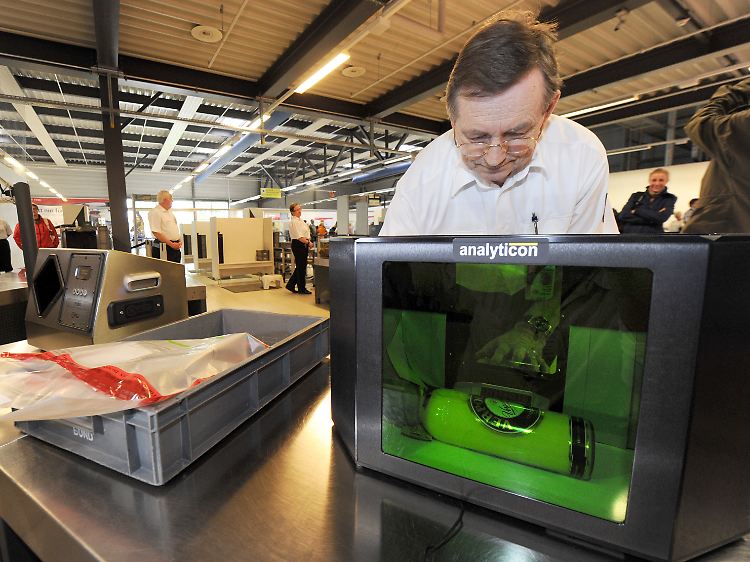 ... einen neuartigen Flüssigkeits- Scanner - den haben noch nicht alle, daher wird die Lockerung der Regelung verschoben.