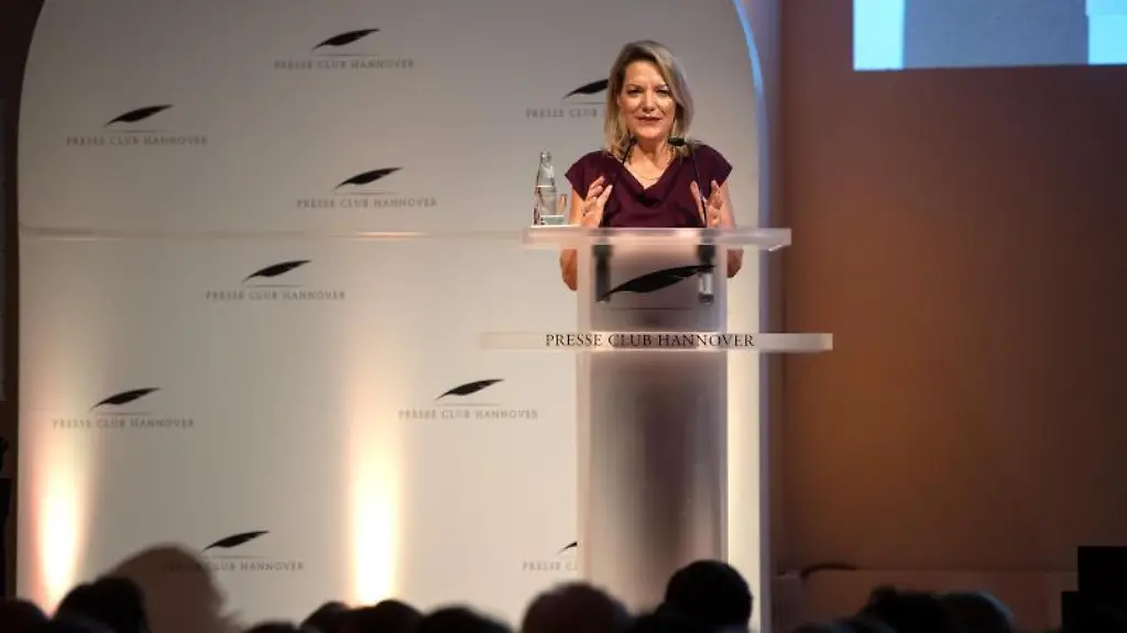 Antje-Boetius-spricht-bei-der-Verleihung-des-Leibniz-Ringes-an-sie