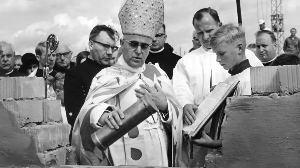 Bischof-Heinrich-Maria-Janssen-am-08-09-1965-am-Grundstein-einer-Gedenkkirche