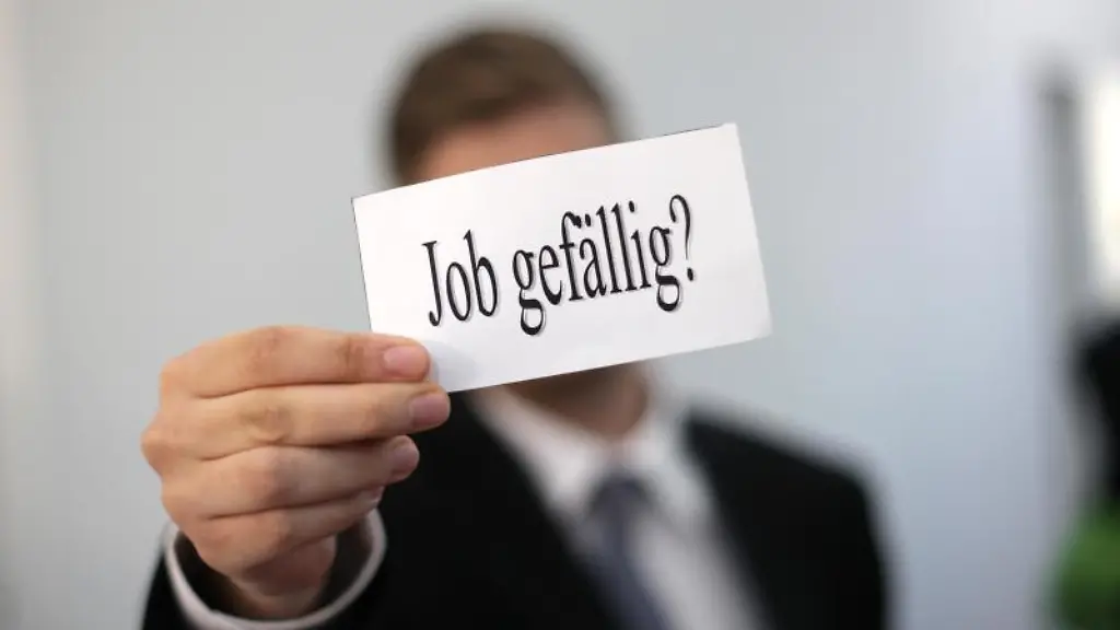 Eine-Person-haelt-einen-Zettel-mit-der-Aufschrift-Job-gefaellig