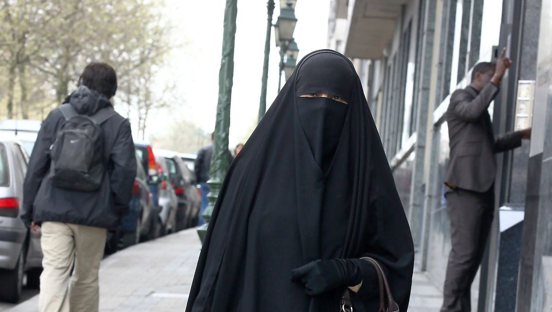 Belgische Nikab-Trägerin in Brüssel.
