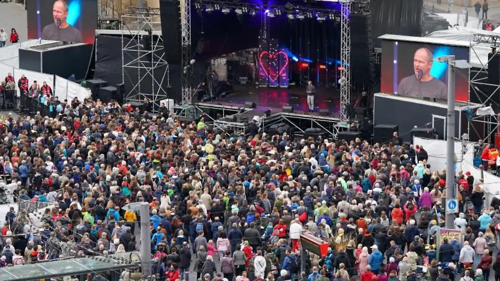 Blick-auf-den-Marktplatz-waehrend-des-Konzerts-zum-Gedenken-an-die-Opfer-des-Terroranschlags