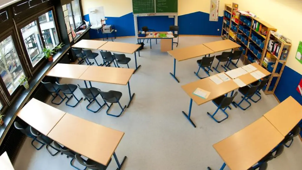 Tische-und-Stuehle-stehen-in-einem-Klassenraum-an-einer-Realschule