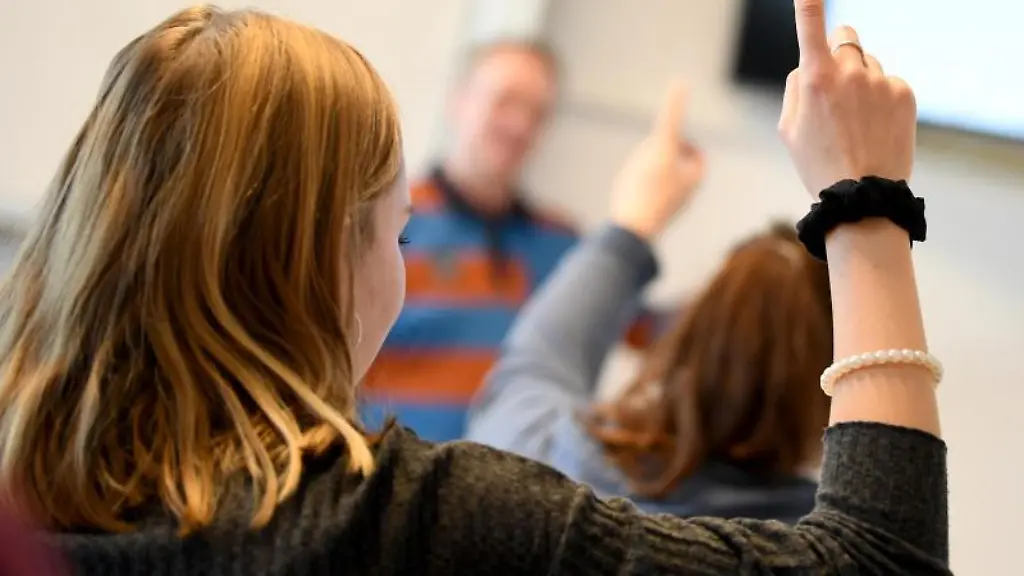 Eine-Schuelerin-meldet-sich-im-Unterricht