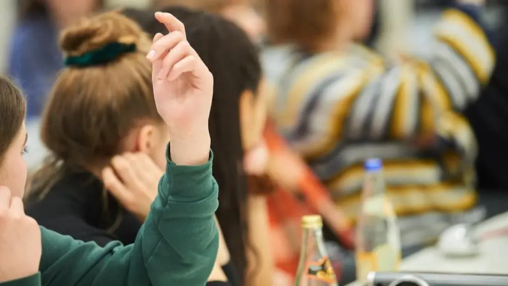 Zwei-Schuelerinnen-melden-sich-im-Unterricht