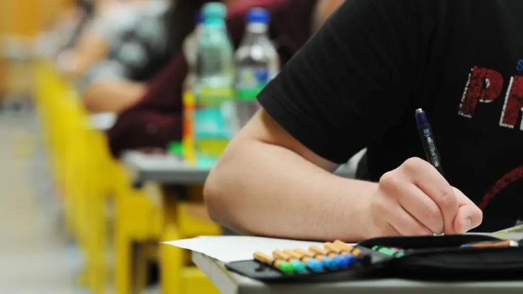 Schueler-waehrend-des-Unterrichts