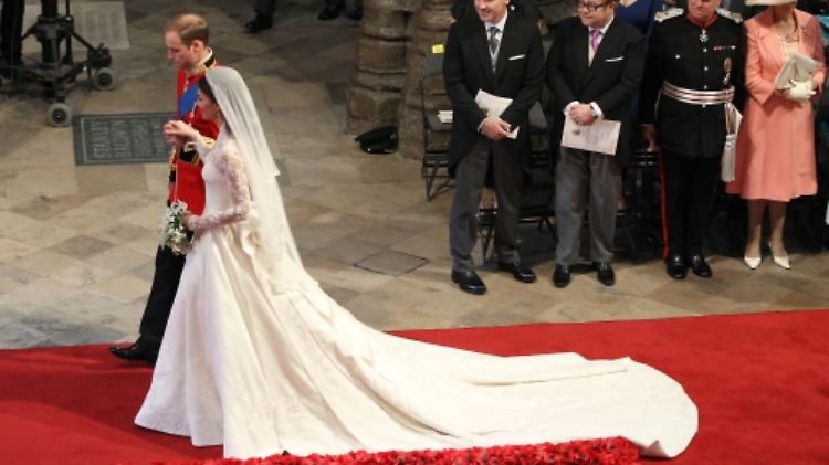 Die Schleppe fiel deutlich weniger pompös aus, als einst bei Lady Di.