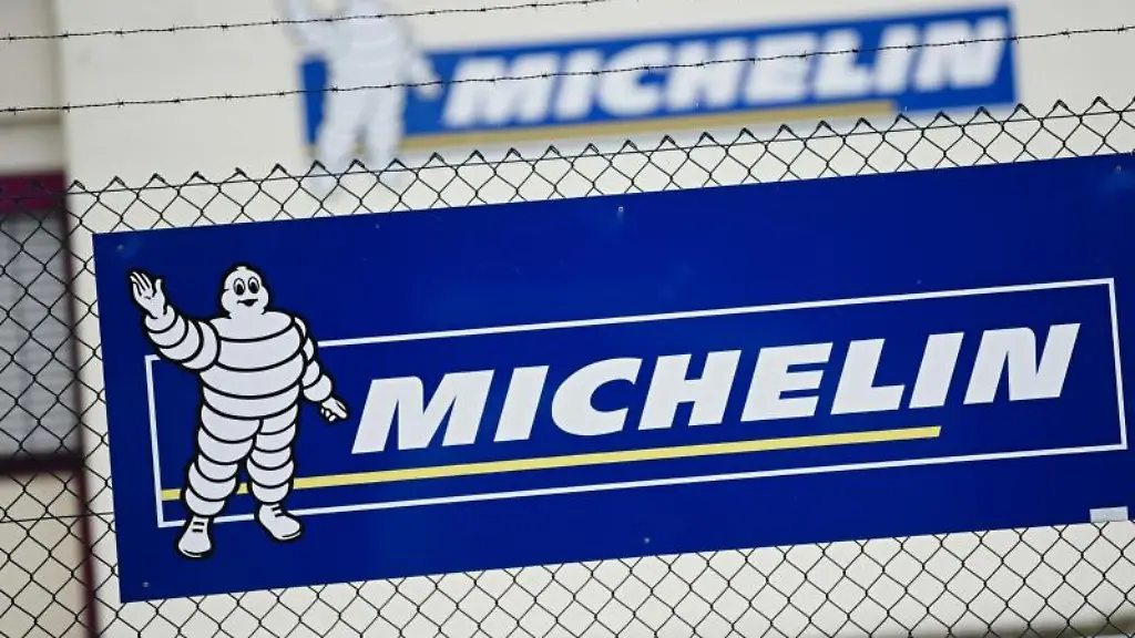 Vor-dem-Michelin-Werk-in-Hallstadt-ist-ein-Banner-mit-dem-Firmenlogo-an-einem-Zaun-zu-sehen