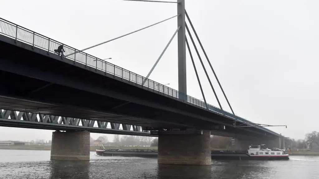 Ein-Schiff-faehrt-under-der-Rheinbruecke-Karlsruhe-Maxau-hindurch