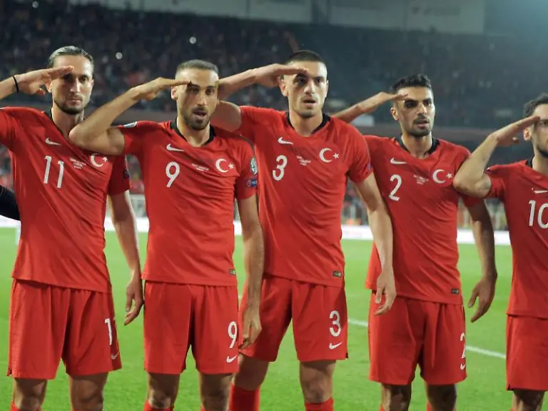 Spieler-der-tuerkischen-Fussballnationalmannschaft-salutieren-nach-einem-Tor