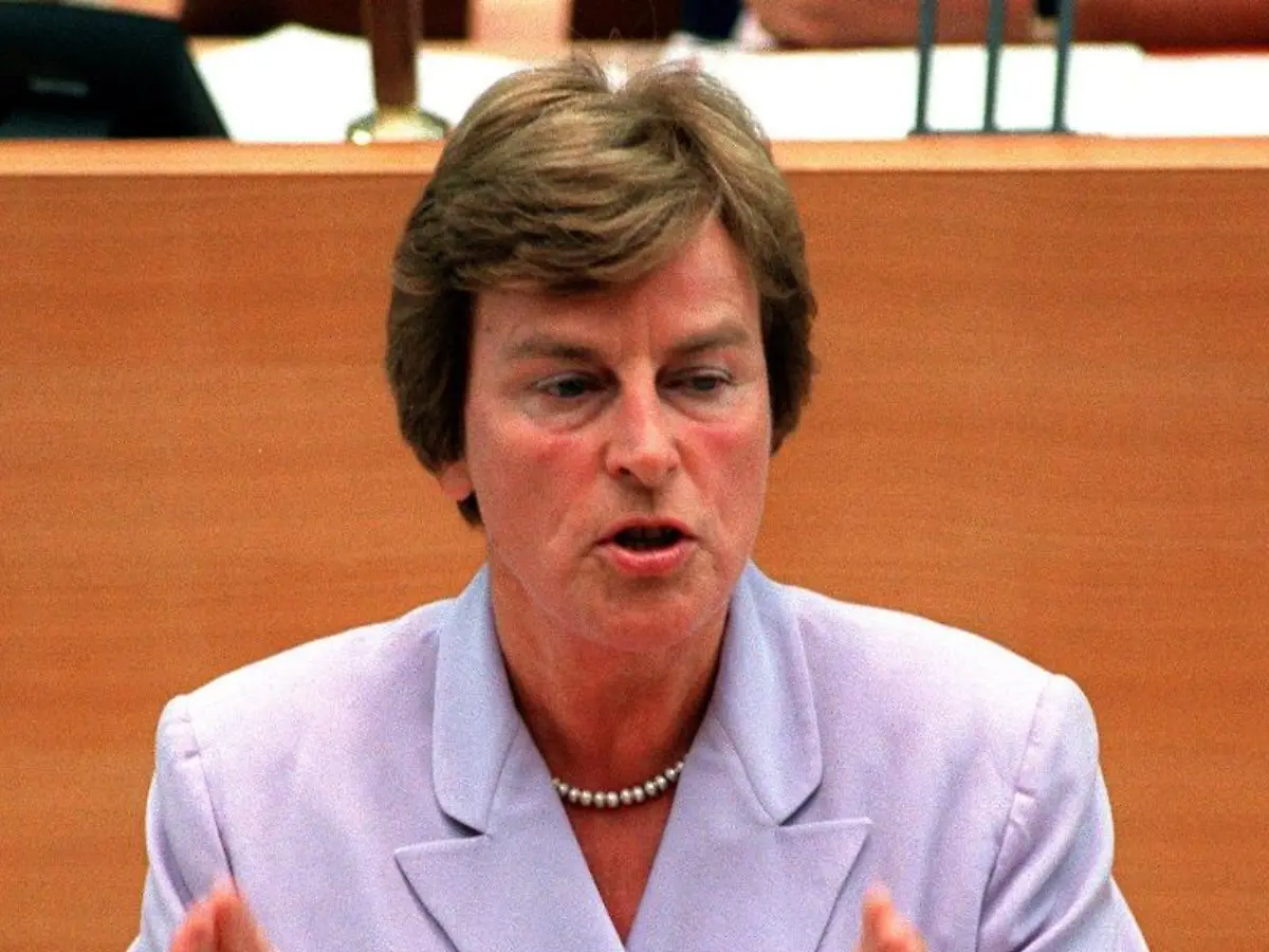 Die-SPD-Politikerin-Anke-Fuchs-haelt-1995-eine-Rede-im-Bundestag