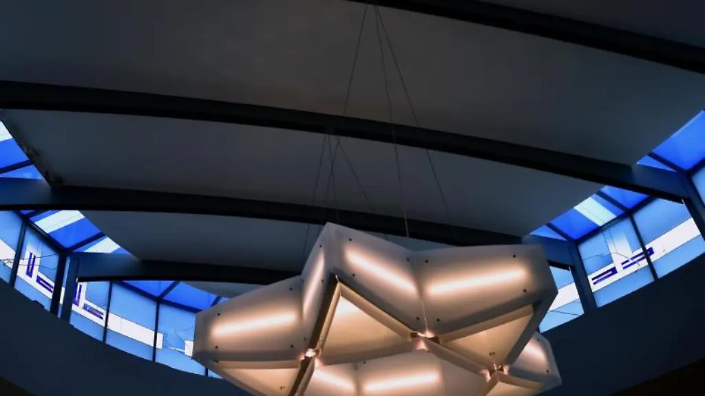 Ein-Davidstern-leuchtet-an-der-Decke-der-Synagoge-in-Chemnitz