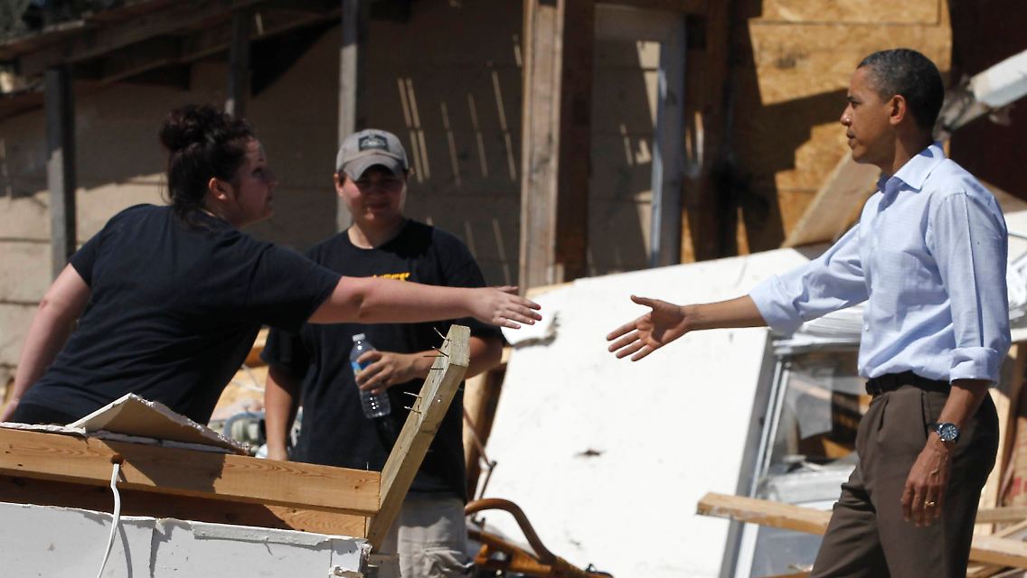 Obama besucht Tornado-Opfer in Tuscaloosa.