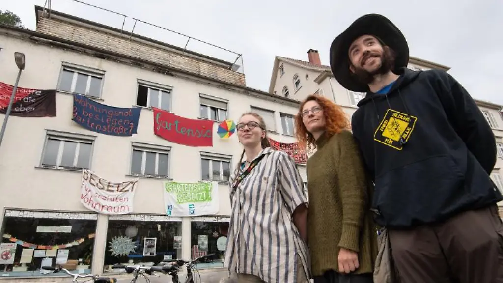 Silvia-Griessl-l-r-Katja-Mittelstaedt-und-Jan-Stoermer-stehen-vor-einem-besetzten-Haus-in-Tuebingen-F