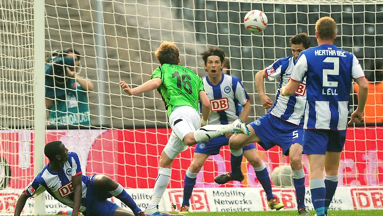 Dominik Stahl, in Grün, köpft, Levan Kobiaschwili klärt auf der Linie.