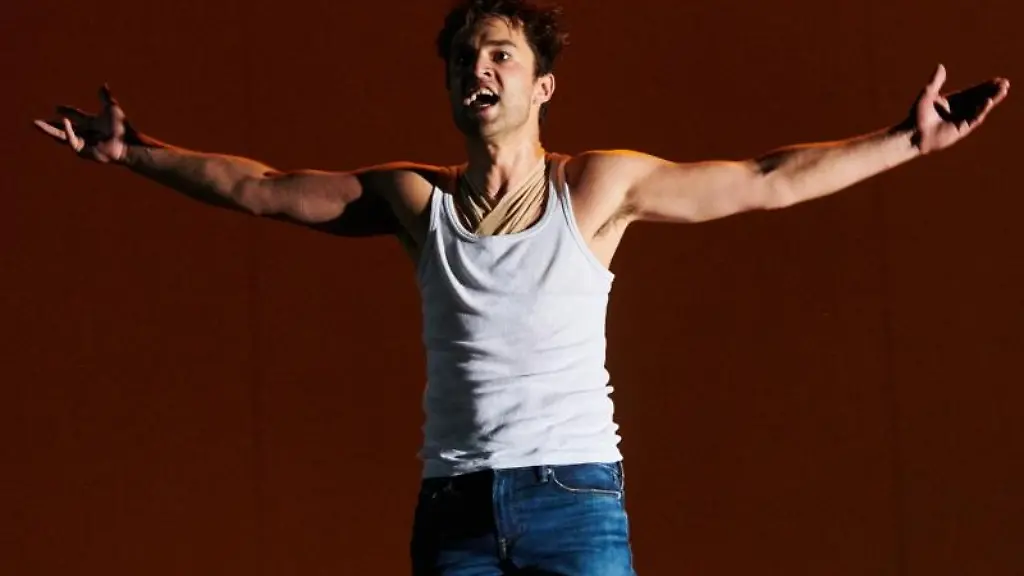 Schauspieler-Nils-Strunk-breitet-die-Arme-waehrend-seines-Spiels-aus