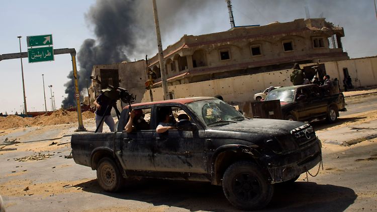 Libysche Rebellen auf dem Weg nach Misrata.