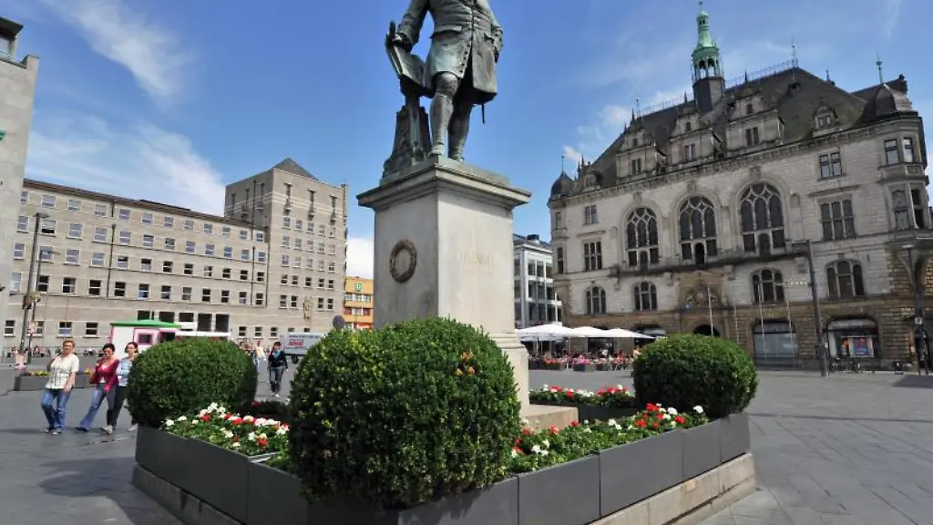 Der-Ratshof-l-und-das-Stadthaus-r-in-Halle-Saale