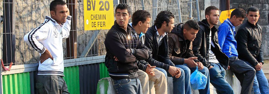 Migranten aus Nordafrika warten in Italien auf ihre Weiterreise nach Frankreich.