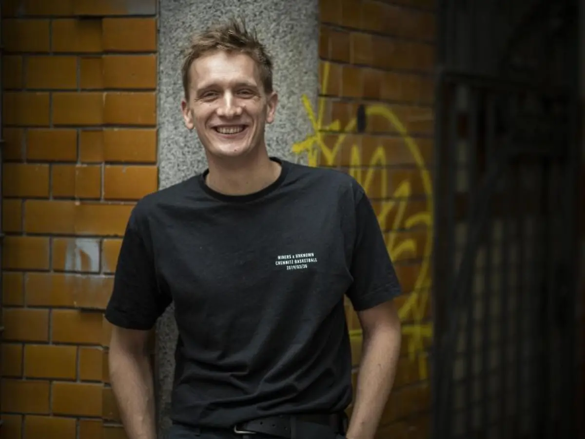 Felix-Kummer-Frontmann-der-Band-Kraftklub-hat-in-seiner-Heimatstadt-Chemnitz-einen-Plattenlasen-eroeffnet