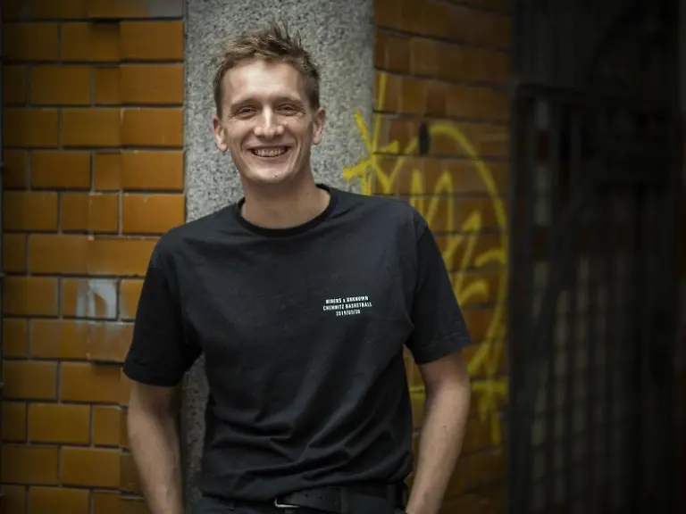 Felix-Kummer-Frontmann-der-Band-Kraftklub-hat-in-seiner-Heimatstadt-Chemnitz-einen-Plattenlasen-eroeffnet