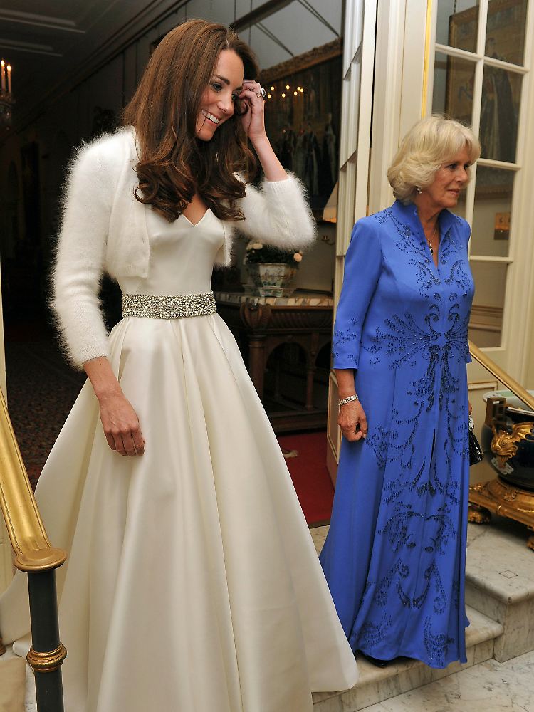 Für den Abend schlüpfte die Braut in ein neues Kleid, ihre Schwiegermutter Camilla wechselte ebenfalls das Outfit.