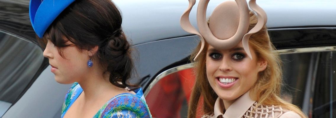 Mit diesem Hut hat sich Prinzessin Beatrice (r.) keinen Gefallen getan.