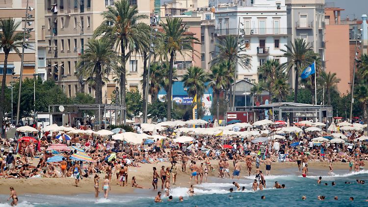Viele Touristen, viele Einnahmen: Darauf hofft Katalonien mit der neuen Abgabe. (Barceloneta-Strand in Barcelona im Sommer 2010)