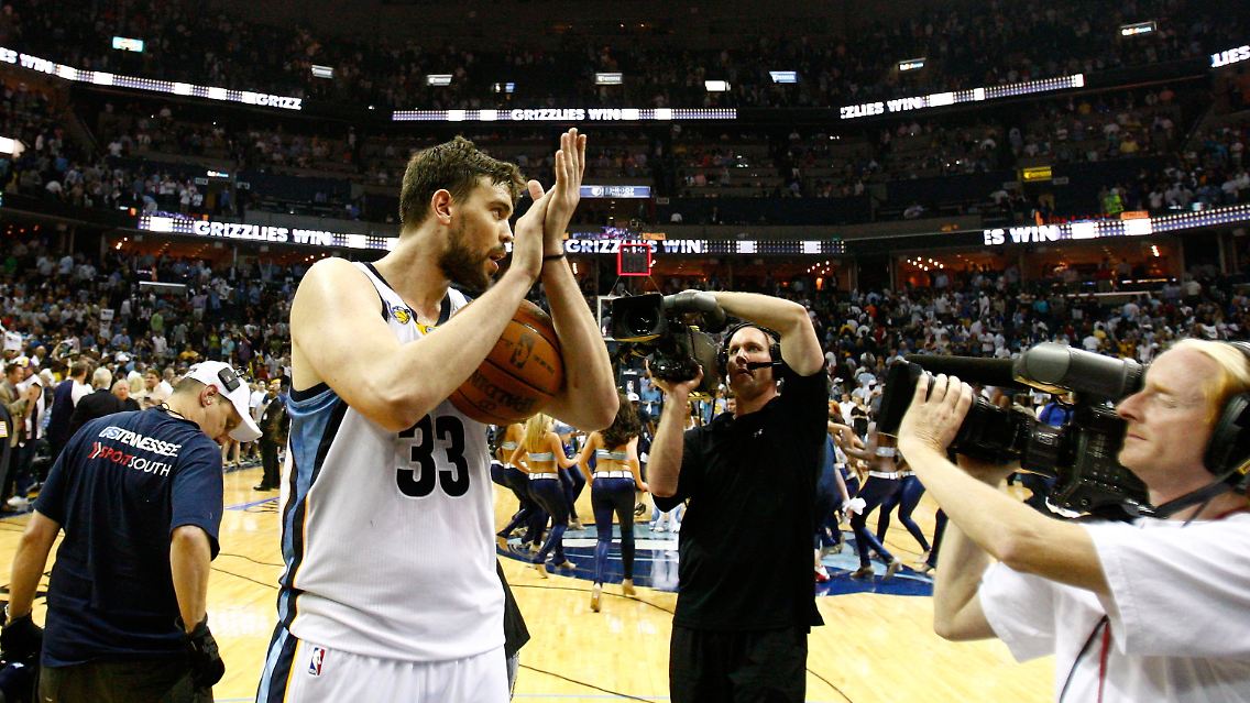 Marc Gasol lässt sich nach dem vierten Sieg über die Spurs feiern.
