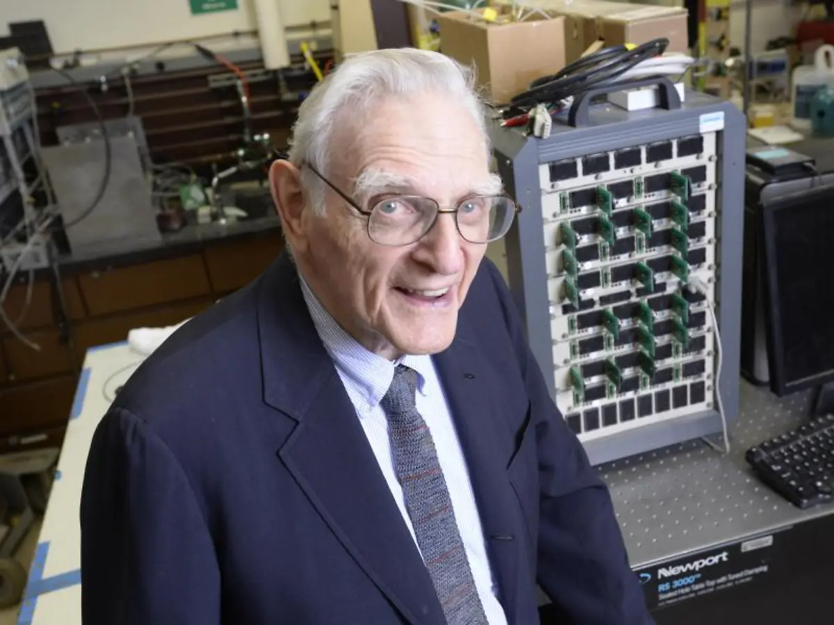 Materialwissenschaftler-John-Goodenough-sitzt-in-seinem-Labor-an-der-University-of-Texas-at-Austin